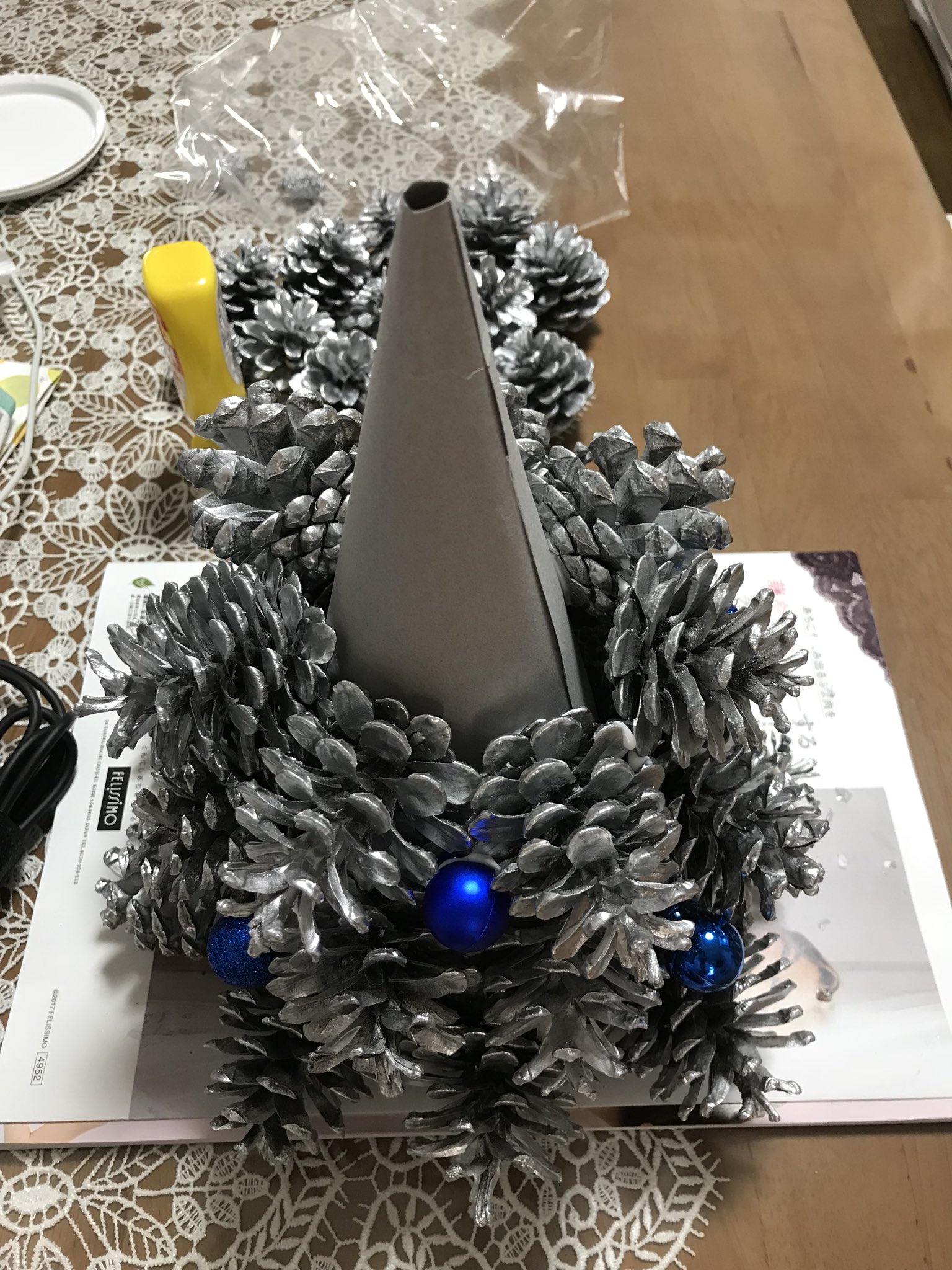 える 週末は永遠と松ぼっくりクラフトワーク うぉぉ楽しい 1 茶色松ぼっくりタワー 2 ミニツリー 3 銀ぼっくりタワー作成中 松ぼっくり拾ってくれば後は500円くらいで楽しめるのでお手軽で楽しめます ミニツリーはお子様と作っても楽しいかも
