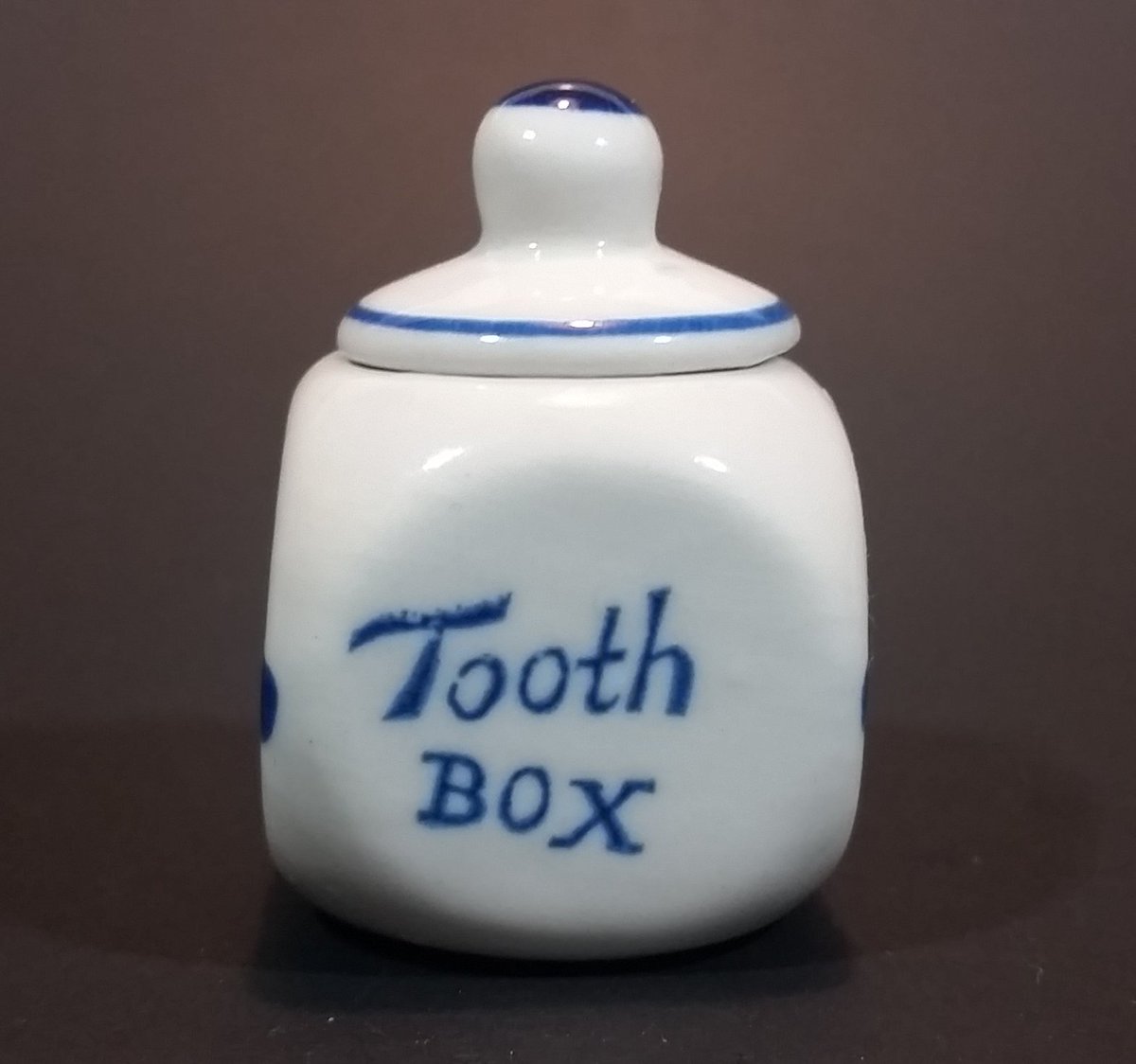TreasureValley0's tweet photo. Vintage Delft Blue Handpainted Windmill and Flowers Tooth Fairy Tooth Box with Lid https://t.co/IWmq3szTpr
#Vintage #Decorative #Decor #DelftBlue #Delft #Blue #Handpainted #Windmills #Flowers #ToothBox #Teeth #ToothFairy #Fairy #Fairies #Sleep #Sleeping #Magic #Magical #CuteDecor https://t.co/kD3EatVrkU