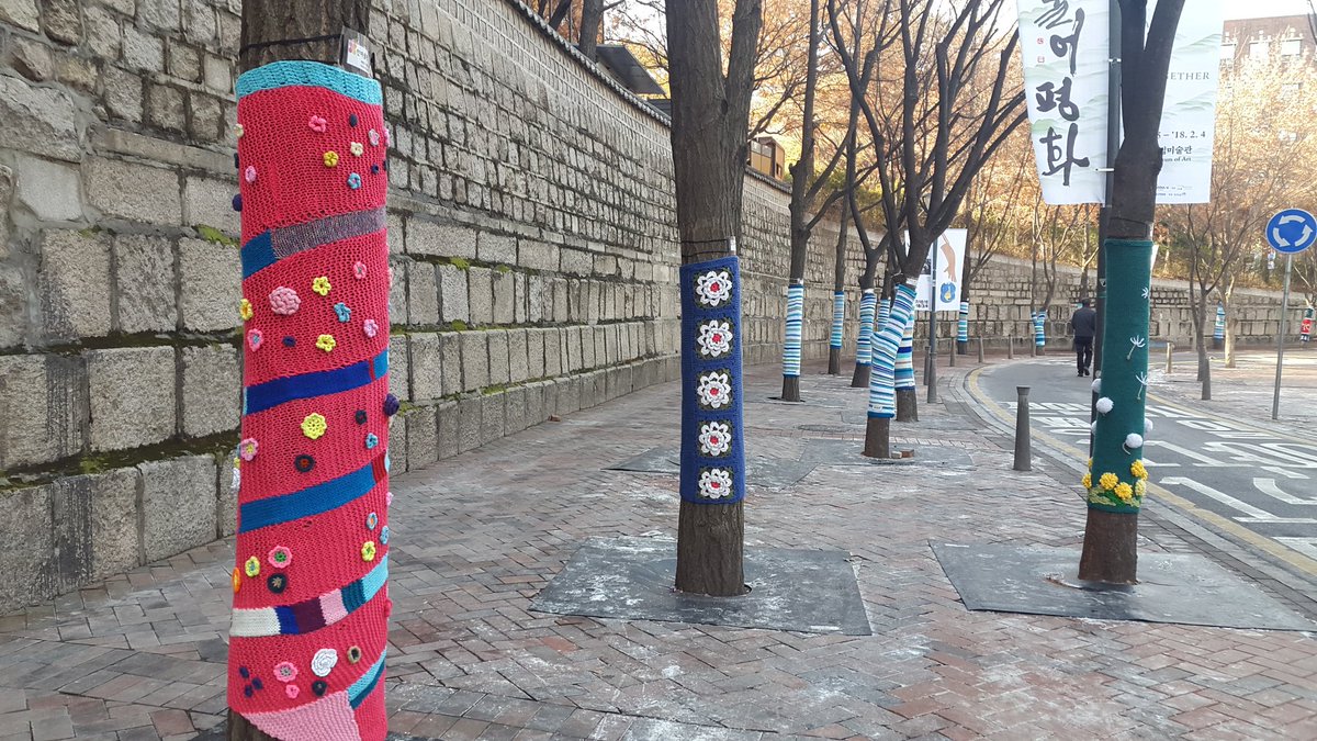 blancintwit's tweet photo. 정동길 나무들 옷입었다. 어떻게 입혔지? 코바늘 가져와서 꿰맸겠네. https://t.co/5UerJW8tsE