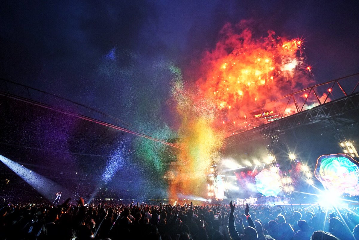ColdplayAustral's tweet image. Today 1 year ago coldplay played two fantastic shows at Melbourne, Australia, with guest peformence from Emmanuel Kelly, Shane Warney and a rare performence of Swallowed in the sea. #ColdplayMelbourne