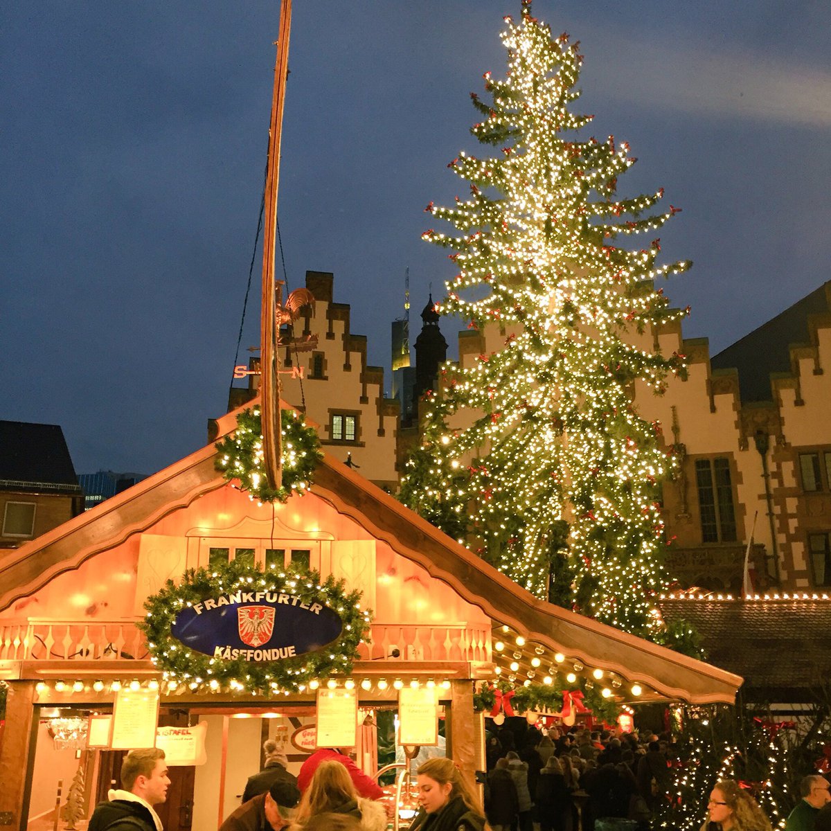 ট ইট র ドイツ幻想風景 商都として中世以来繁栄を極めるフランクフルトのクリスマス マーケット イルミネーションが盛大で まさにきらびやかな光の祭典 このマーケットを象徴する食べ物といえば やっぱり黄金のアーモンドでしょう クリスマスと冬のドイツ
