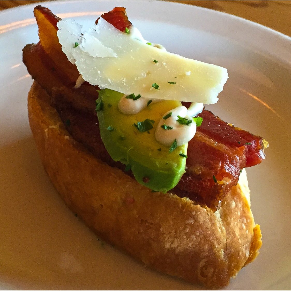 ForkYeahSD's tweet photo. Thick @bentonbarks bacon crostini ๐ฅ with fresh baked bread ๐ฅ, creamy @specialtyproduce avocado ๐ฅ, garlic cream sauce and parmigiano reggiano ๐ง Happy Friday!! ๐ #forkyeahfoodtruck #forkyeah #forkyeahsd #goforkyourself #gourmet #baconlover #specialtyproduce #rollwithus https://t.co/BNqkkoVR0F