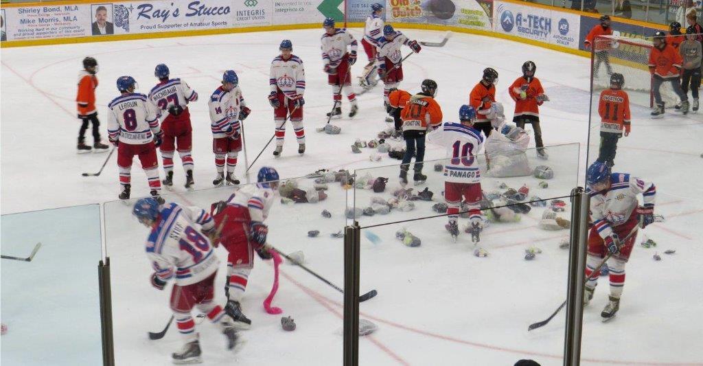 islandsports1's tweet image. Drop the Mitts and Sock it to Em goo.gl/w9ap1C #BCHL #Hockey #PGSpruceKings