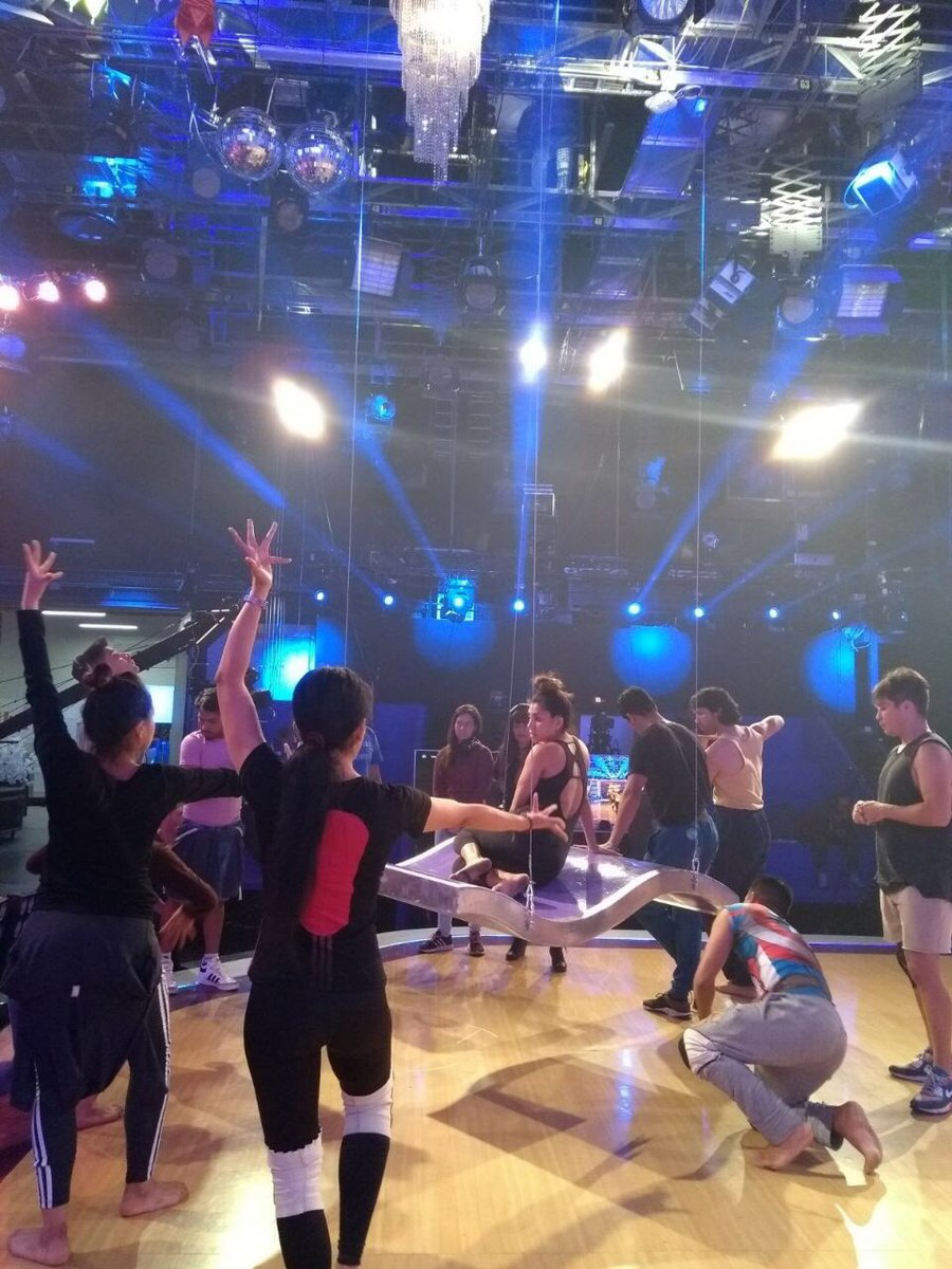 Todo va quedando para nuestra gala final mañana @ELGRANSHOW_Peru a las 9pm ..💕❤️