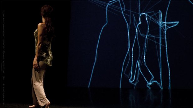 Performance y arte digital: Mira cómo tus movimientos se convierten en luz ow.ly/9DpU30h72eM

#ComexVAW #VAWCDMX