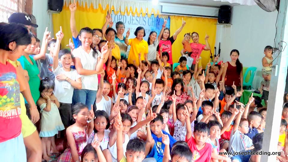 josephfeeding's tweet photo. JFM Regional Team recently visited #Davao City to reach out to children from a small community in Matina Crossing. 🍲⛰👭

#OutreachPH #RegionalOutreach #Mindanao #Children #JosephFeedingMission #Outreach #JFM #FoundationPH https://t.co/opToQIcvoc