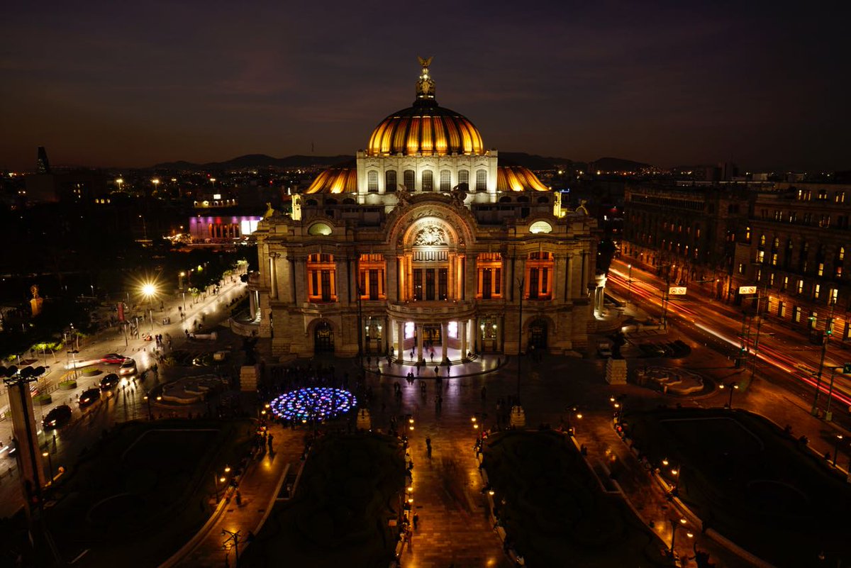The Pool de Jen Lewin.

Alucinantes charcos de luz que invadieron tus sentidos en la Explanada del Palacio de Bellas Artes.
#ComexVAW #VAWCDMX