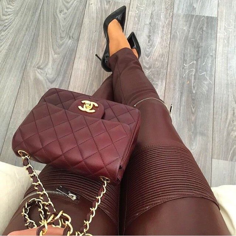 _modepost's tweet photo. TGIF | Party time means it's time to match your accessories to your pants | The @CHANEL quilted chain bag is a timeless classic 🥂  📷- - Luxury Fashion &amp; Lifestyle 💎 #MP2017 https://t.co/0alSXdr2Mz