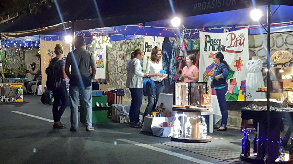 ESAmundo's tweet image. Extranjeros disfrutan de las alternativas en #PaseoPalmeño Fotos/ESAmundo: V. Méndez