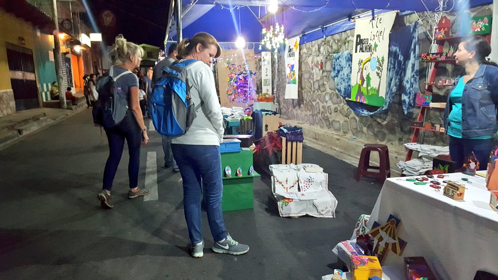 ESAmundo's tweet image. Extranjeros disfrutan de las alternativas en #PaseoPalmeño Fotos/ESAmundo: V. Méndez