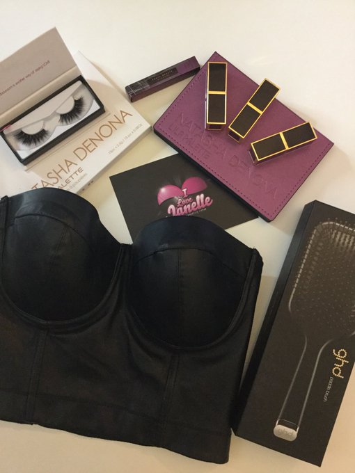 I love early Christmas gifts sent to me keep them coming. #spoiled #sugarbaby #goddesslife https://t<a href="/tag/spoiled"class="tags"><span>#spoiled</span></a><a href="/tag/sugarbaby"class="tags"><span>#sugarbaby</span></a><a href="/tag/goddesslife"class="tags"><span>#goddesslife</span></a>