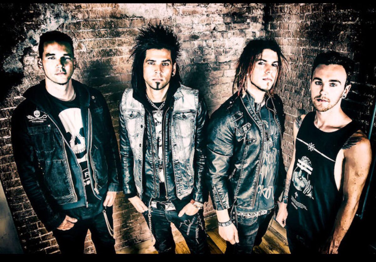 SusansMusicPage's tweet photo. #LIKEASTORM #TWITCHTV #@9pmEST #COMEHANGOUT #WITHTHEGUYS #IWILLBETHERE @likeastorm https://t.co/TNtqLQEWV1