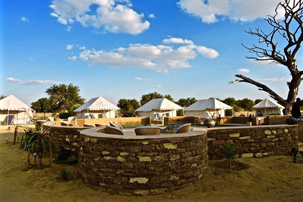 AboutIndia's tweet photo. Go #Glamping at these 6 Best #Jaisalmer Desert Camps for All Budgets https://t.co/Hfc6AtV0ot #Rajasthan #desert #indiatravel #safari https://t.co/Aswfq1EcLn