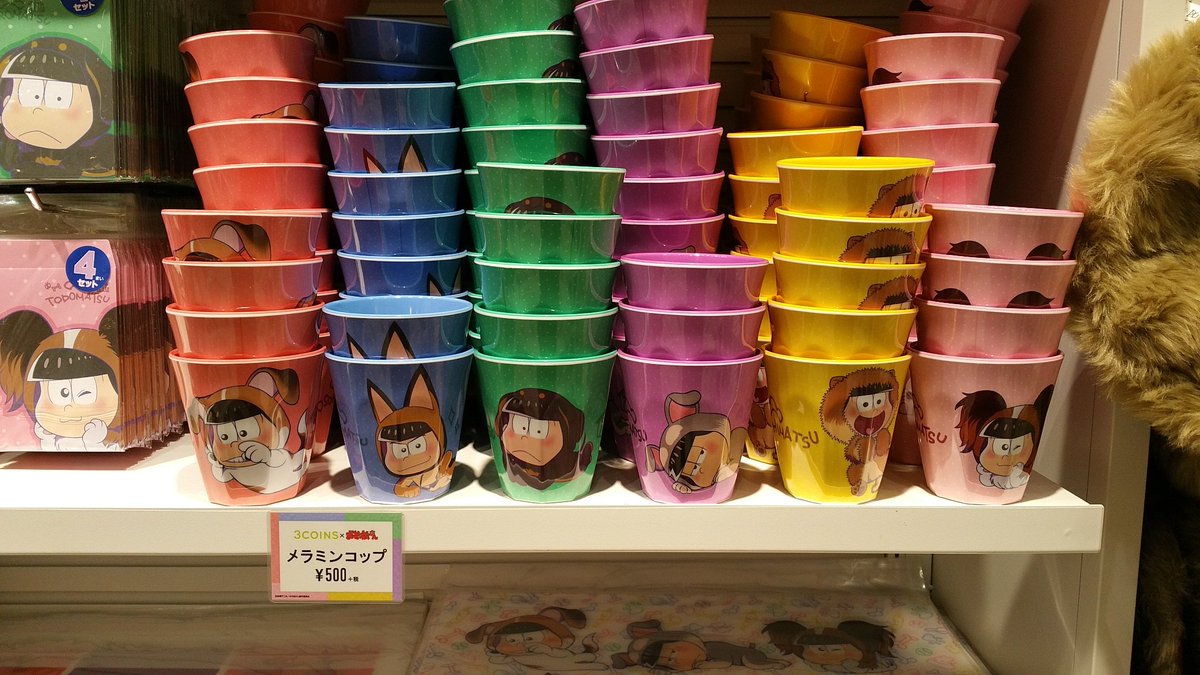 3coinsスリーコインズ 公式 池袋サンシャイン店に来ました きれいに並べられたワンコおそ松さんたち メラミンカップランキング 減りの早さでいうとカラ松人気 池袋ポップアップには売っていない缶バッジaがありますよ ぜひドウゾ おそ松さん