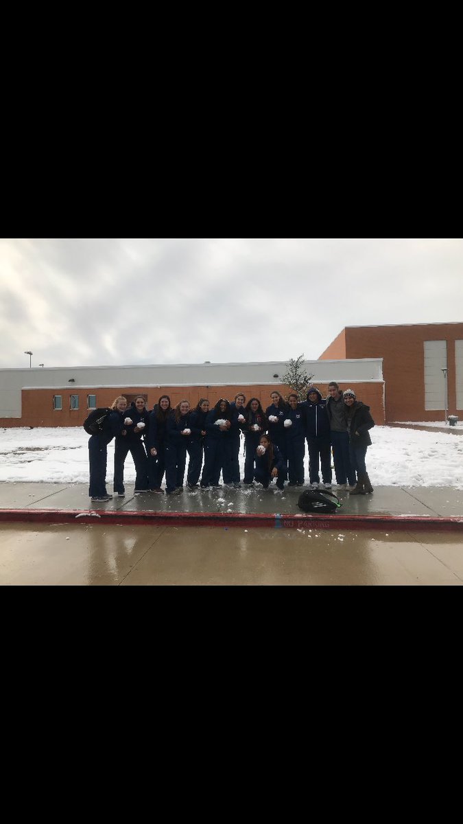 sammperez04's tweet photo. Basketball and snow?! Best two combinations🏀❄️ https://t.co/S6oJ336kOe
