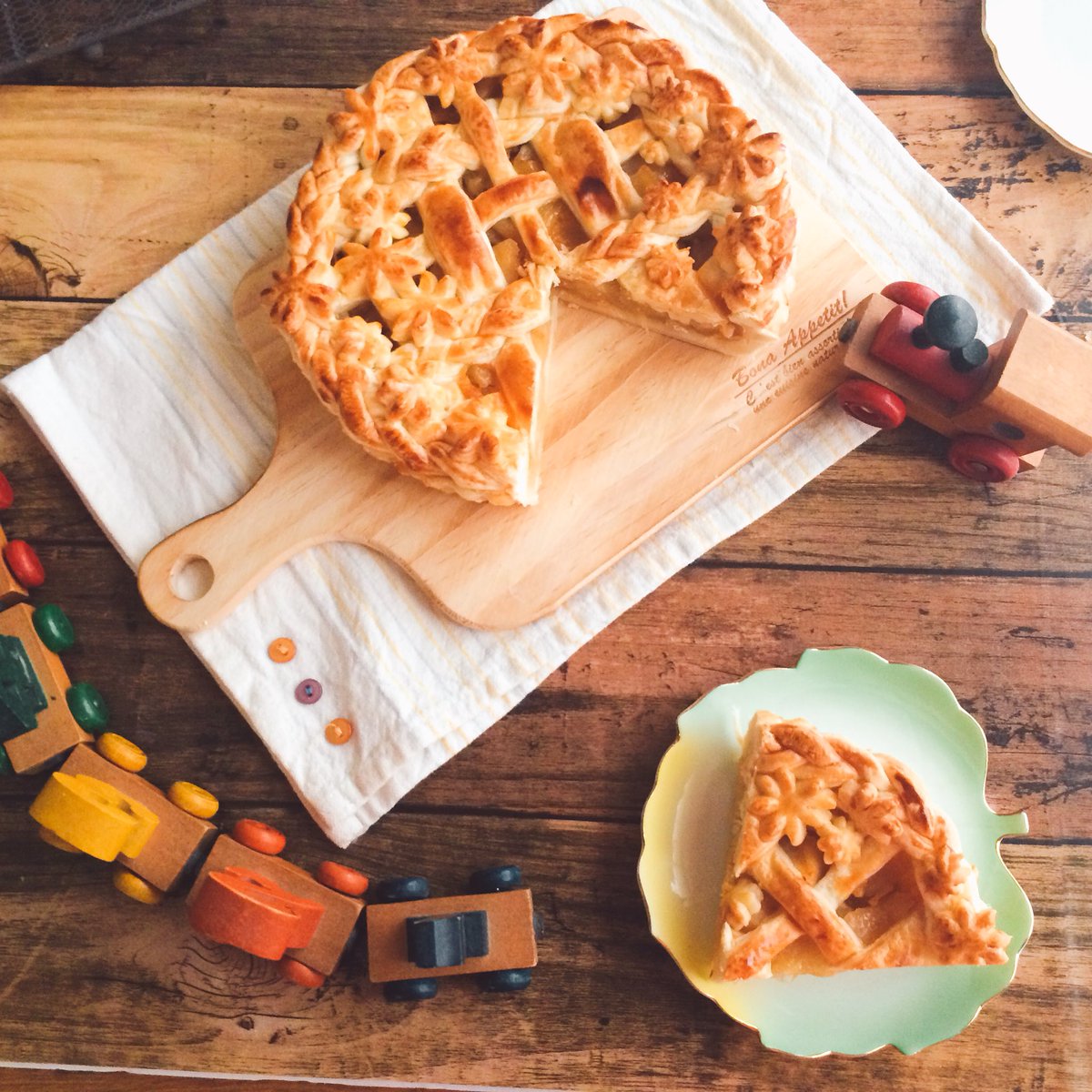 B S Yo On Twitter アップルパイ 焼き上がるまでのパイの焼けるいい匂い 綺麗に焼きあがりました じっくり煮たリンゴのフィリングが程よい甘さでサクサクのパイによく合いますね 食べる手が止まらなです 既にふた切れ目n お菓子作り お菓子作りが好きと