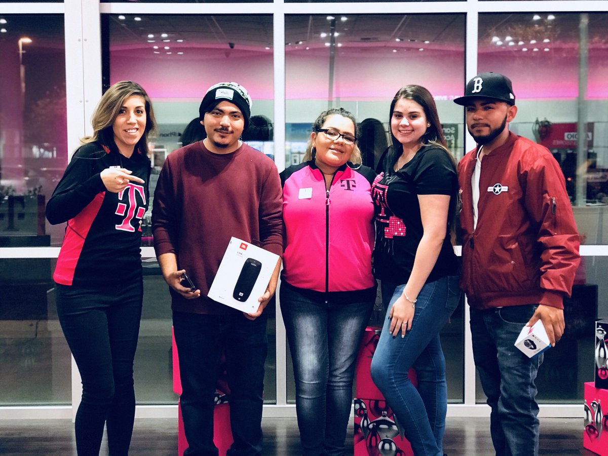 AContreras_13's tweet photo. Alyssa getting out a JBL and a Watch with a upgrade 💅🏽💅🏽 @lexiluvzsina10 @MGonzal186 @anthonyheng82 @hudi_andycap @tommyhheng https://t.co/07oPKkdPbV
