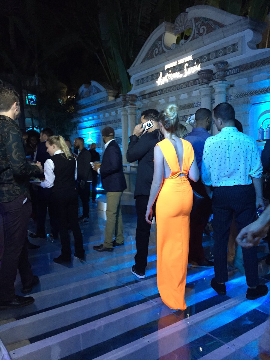 luxurywriter's tweet photo. Grand Finale #ArtBasel by @VillaCasaCasuaria by @BombaySapphireA with @ParisHilton @EvaLongoria @IssaRae https://t.co/QU05ZDQSCA