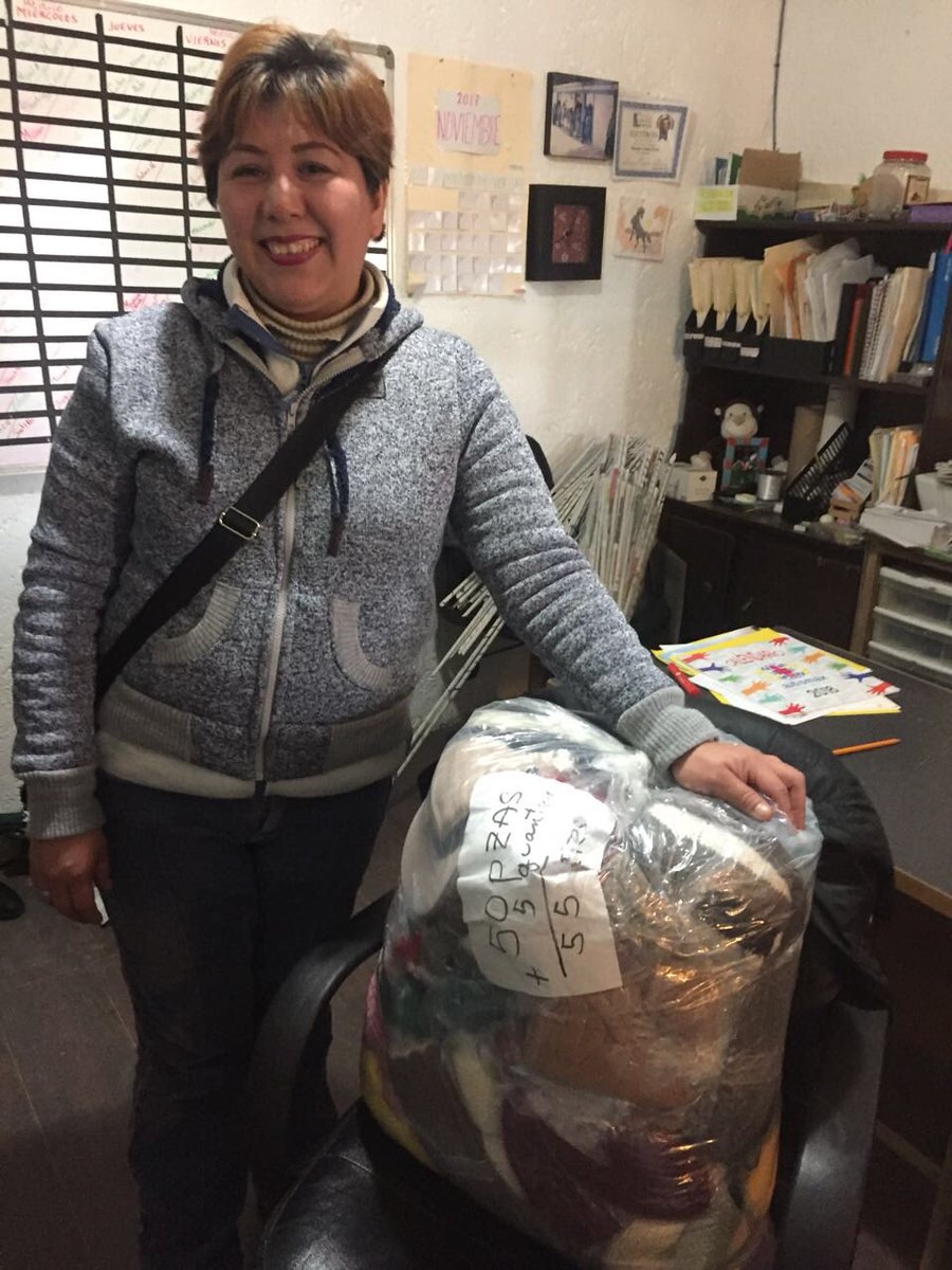 Tjexellos's tweet photo. Hoy nos entregaron 50 bufandas y 5 gorritos... #Gracias #BajasTemperaturas #TjeXEllos https://t.co/maDL8RMkim
