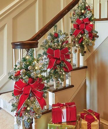 decoredonline's tweet photo. Incorporate a wreath into your
garland swag on the stairs.
Whoever said wreaths are just for a door?

Try greenery bunches of twigs and pine boughs tied with a bow and accented with colorful ornaments. https://t.co/8H0LzWfsqn