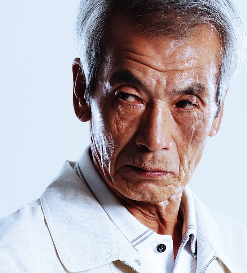 映画 羊の木 田中泯 さんが演じる 大野克美は顔に大きな刃物傷がある男 月末が迎えに向かった先は刑務所でした 大野は クリーニング店で働くことになり淡々と仕事をこなしながらも 少しずつ町に溶け込んでいきます 羊の木 T Co
