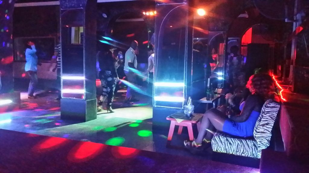 takoumini's tweet photo. La joie était grande à #ObaNightClub lors de la soirée #BUSINESSPARTY. Nous avons fait des choses interessantes. Tant pis pour ce qui n'etaient pas là. RENDEZ-VOUS VENDREDI POUR UN NOUVEAU PROGRAMME DE BUSINESS. #88GANG #PORTE88 https://t.co/PTBViaeuye