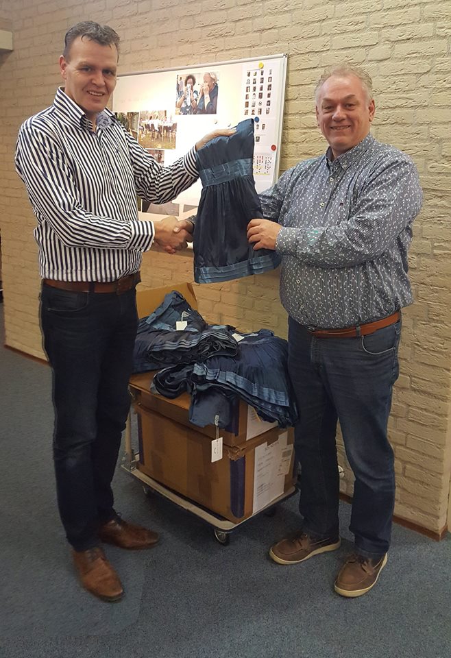 Het is alweer een tijdje geleden maar 10 november was het dan zover en konden we 120 stijlvolle jurkjes van Those Baby Basics weggeven voor de feestdagen, aan kledingbank zuid-holland. Deze zijn bestemd voor de meisjes uit de armere gezinnen.