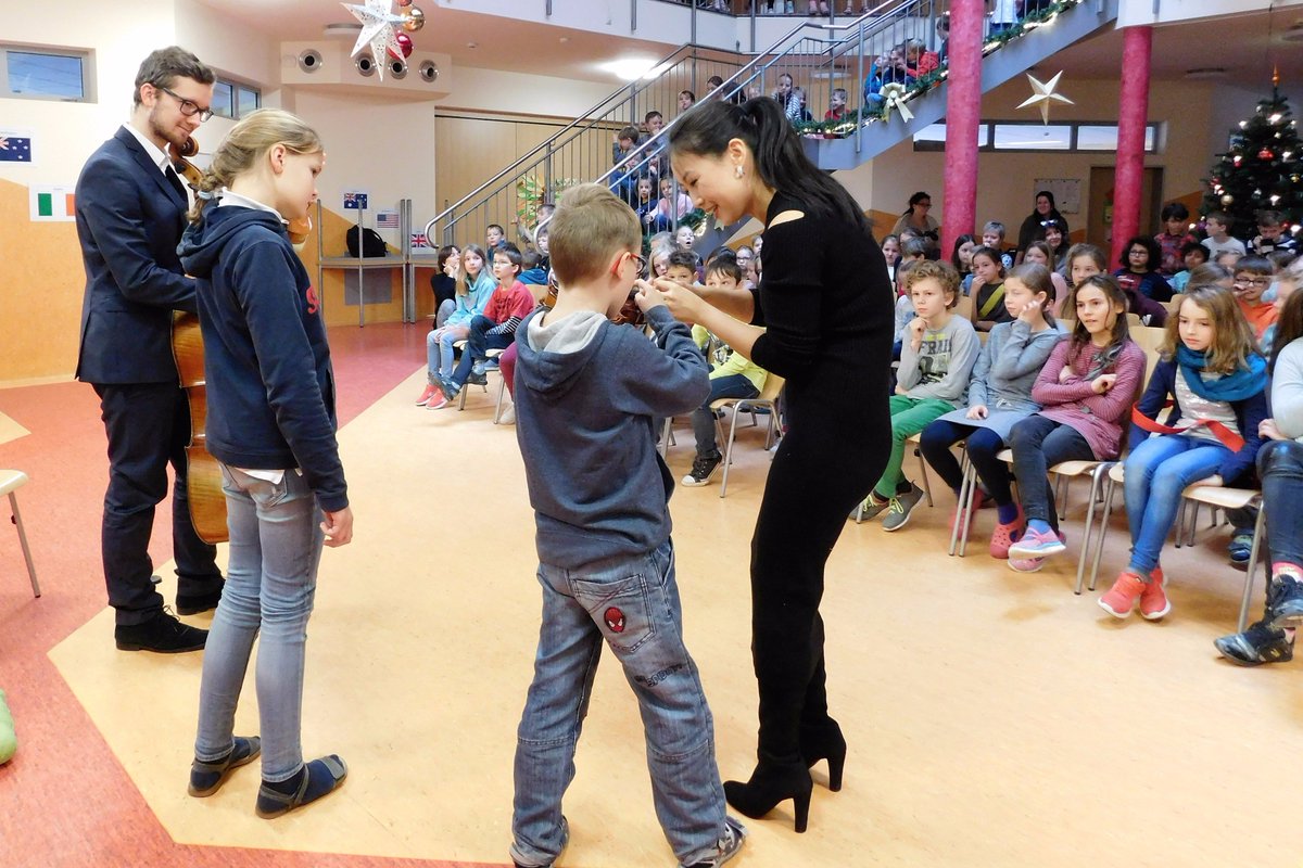 AltmarkFestspie's tweet image. Auch 2017 haben wir über 2000 Kinder und Jugendliche mit unserem Klangspuren-Programm erreicht. Begeisterte, aufgeschlossene und neugierige Kinder in den Konzerten. Hier Bilder von gestern aus #Stendal und #Tangermünde. #altmark #bildung #musik #klassik #allianz