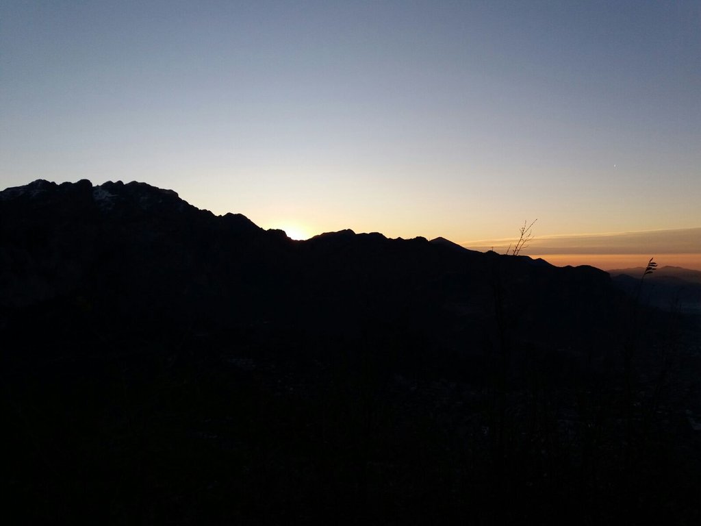 Zelda03938411's tweet photo. "mettici gambe
e se non terranno il passo,
affitta un paio d'ali e vola,
vola lassù, in alto...fino a trovare quel luogo dove i dettagli sono quelli che contano,che innamorano.Vola dove c'è cuore capace di amare le tue contraddizioni"
Zelda "120 battiti più uno"#irregularwriter https://t.co/UH7na70Skm