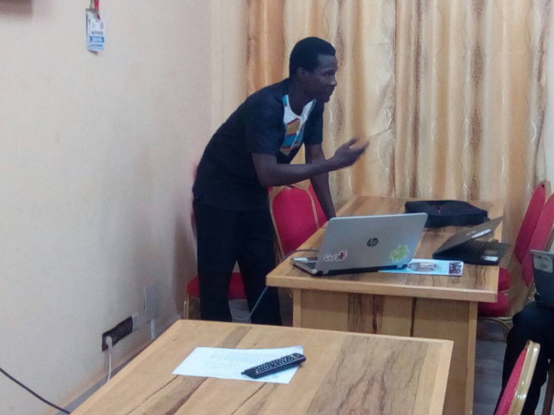 Lors d'une séance de formation sur l'utilisation de  #GoogleMaps  dans les locaux de  #Beogolab.  #226  #BurkinaFaso