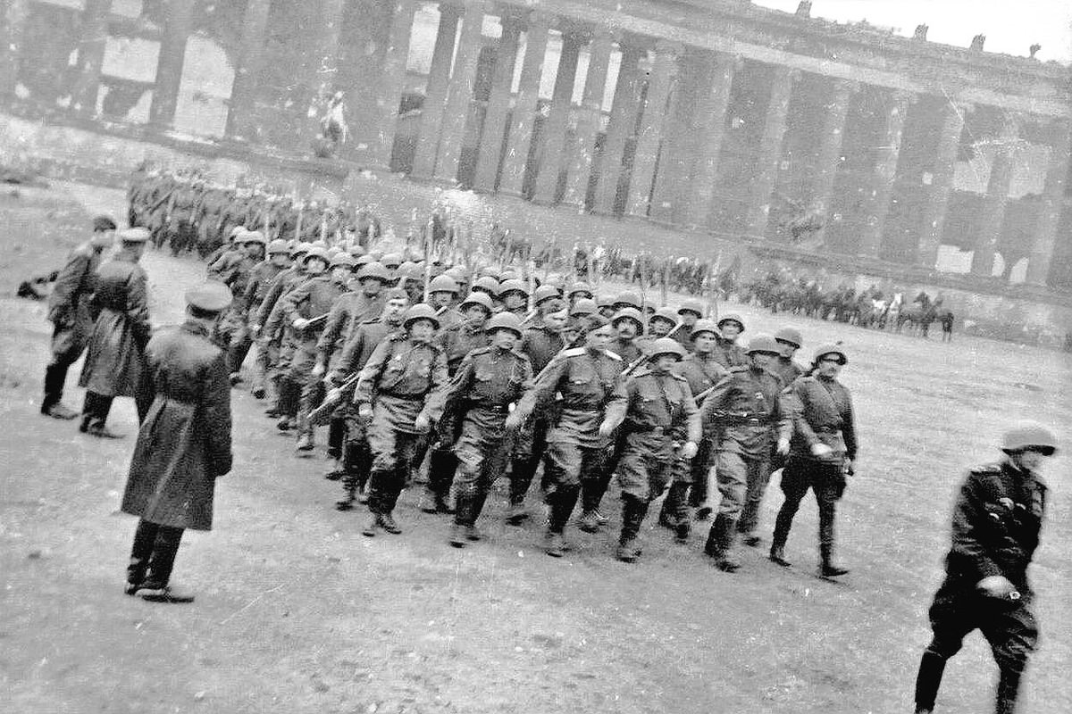 Парад советских солдат в Берлине 1945