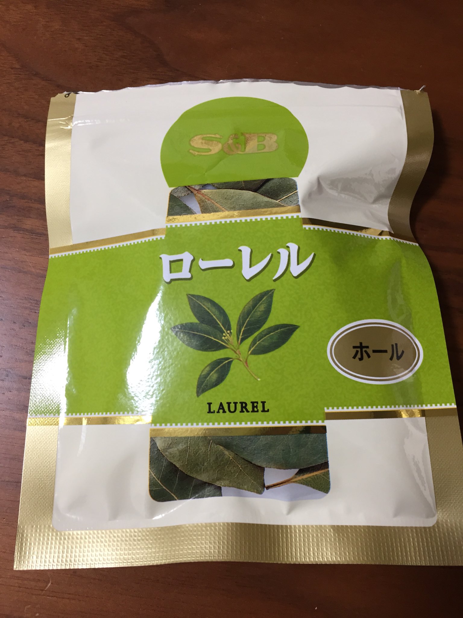 白鳥士郎 クックパッドのレシピで ローリエ って書いてあったからスーパーでローリエを探し回ったものの見つからず店員さんに ローリエありますか ローリエどこですか と聞きまくった挙句に出てきたものがこれだったロリラノベ作家が私です