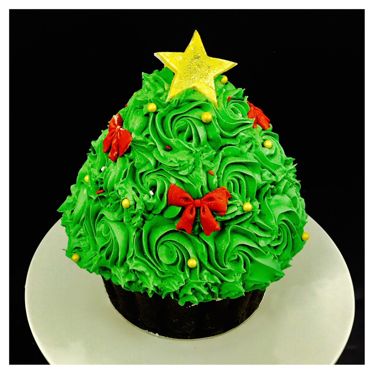 snugglemuffin_'s tweet photo. Have you seen our latest video #tutorial? See how easy it is to make this #Christmas Tree Giant Cupcake! https://t.co/4u1WkVzMEo #baking https://t.co/rDXhM014NP