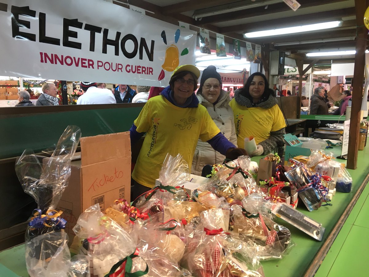 Telethon91n's tweet photo. En direct du marché de #morsangsurorge pour le #telethon2017 avec panier garni, roue de la chance, crêpes... https://t.co/39QNfZ5aZL