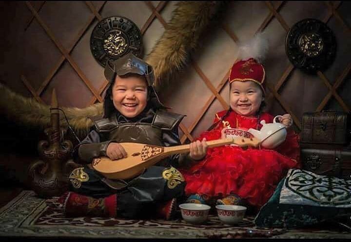 казахский детский костюм. казахи народ. казахские национальные костюмы для детей. казахская воспитание. фольклор казахского народа.