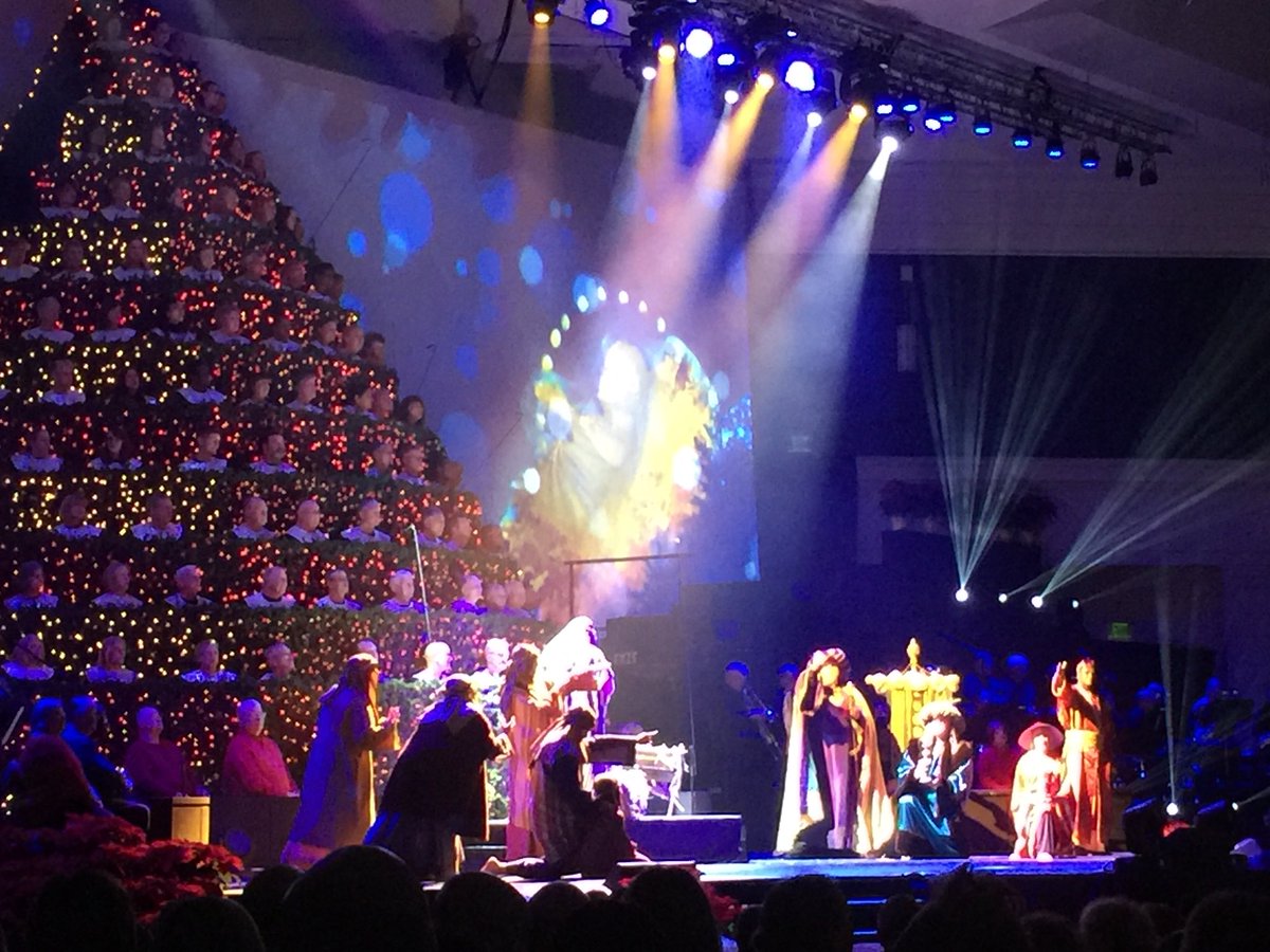 caroleanne_87's tweet photo. Loved Family time tonight at The Singing Christmas Tree 🎄🎅🏼❄️ with @etomlinson15, Mom, and Nana #sbcsct https://t.co/sngmhfgSPs
