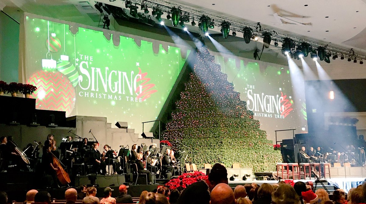 caroleanne_87's tweet photo. Loved Family time tonight at The Singing Christmas Tree 🎄🎅🏼❄️ with @etomlinson15, Mom, and Nana #sbcsct https://t.co/sngmhfgSPs