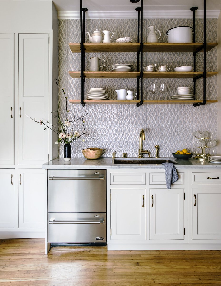 We wouldn’t mind coming in and doing the dishes when we have such a gorgeous view of the kitchen. We are still swooning over Irene Edward’s kitchen for Sunset