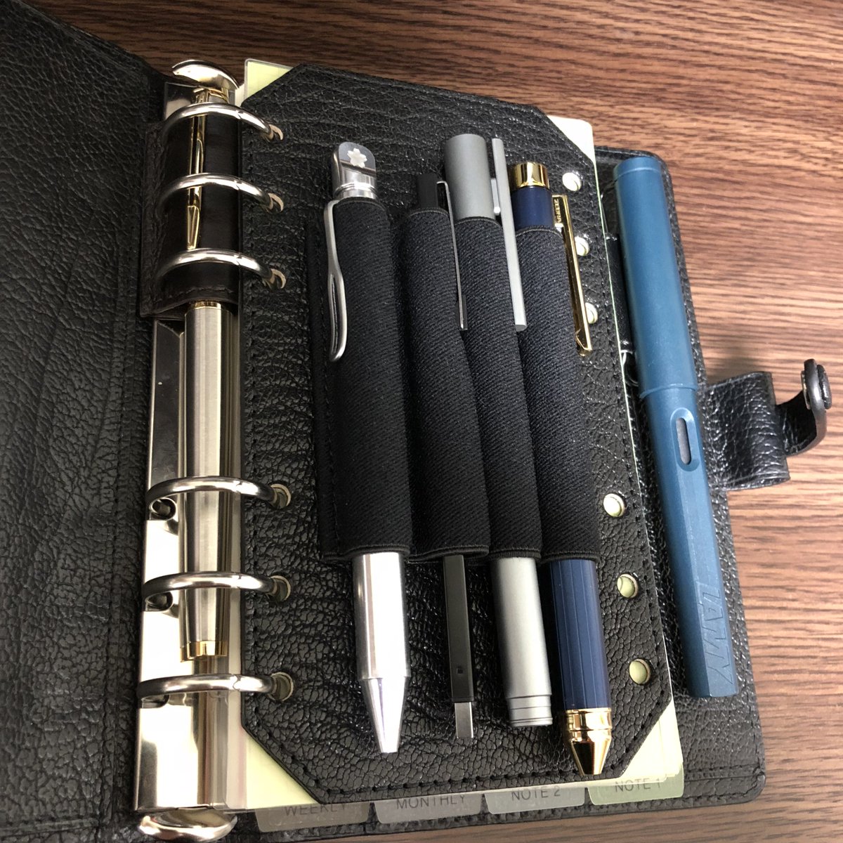 ショーゴさん アシュフォードのリング内ペンホルダー あたぼうさんのpen4lder ダヴィンチのレザー下敷き ペンケースみたいになってる レザー下敷きにはlamyサファリのペトロール クリップ部分 を挿してるけど プロフィット21長刀研ぎでも行けそう ショーゴさん アシュフォードのリング内ペンホルダー あたぼうさんのpen4lder ダヴィンチのレザー下敷き ペンケースみたいになってる レザー下敷きにはlamyサファリのペトロール クリップ部分 を挿してるけど プロフィット21長刀研ぎでも行けそう