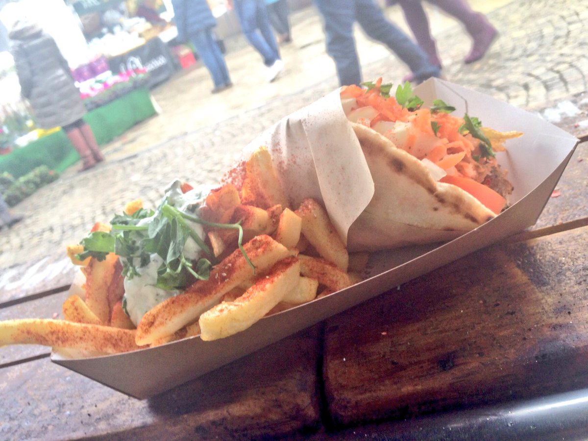 Will it snow today, not sure;But it's gonna rain delicious #Greek #Souvlaki <a href="/SwindonArtisan/">SwindonArtisanMarket</a>....Ho Ho Ho..🎄🎄🥗🥗🇬🇷#JTG #StreetFood #Swindon🇬🇷