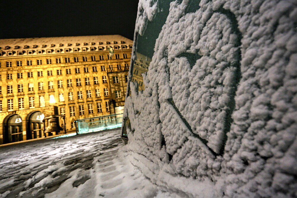 Der Schnee ist da! Spontane, winterliche Liebesbekundung am Bochumer Rathaus ;-) Wir wünschen Euch einen schönen Tag https://t.co/AFFDDHrorX