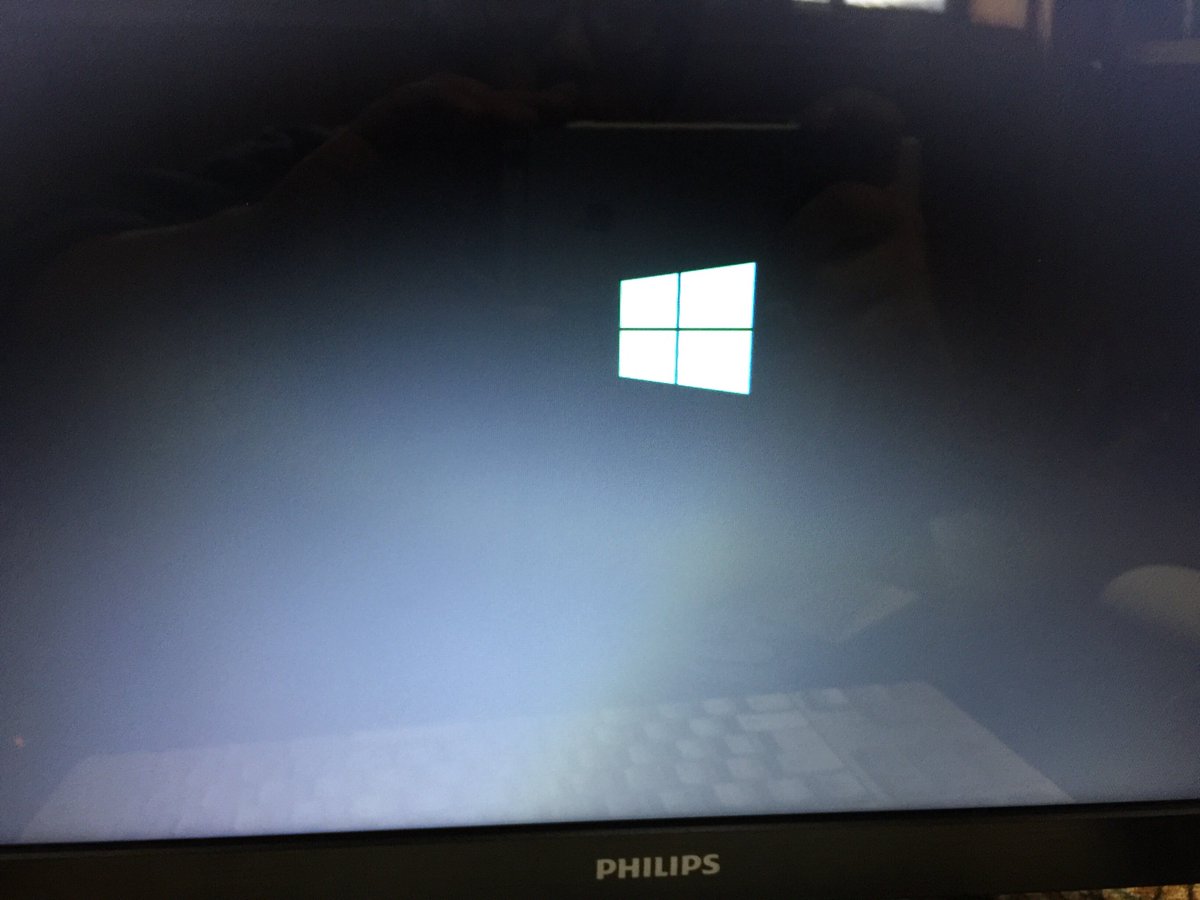 yamashi_ren's tweet image. PC組み立て終わり。通電確認後BIOS設定まではスムーズに
さぁ！OSインストールだ！と思ったらここから進まない・・・
ここって30分も進まないものですかね？
#自作PC #OSインストール