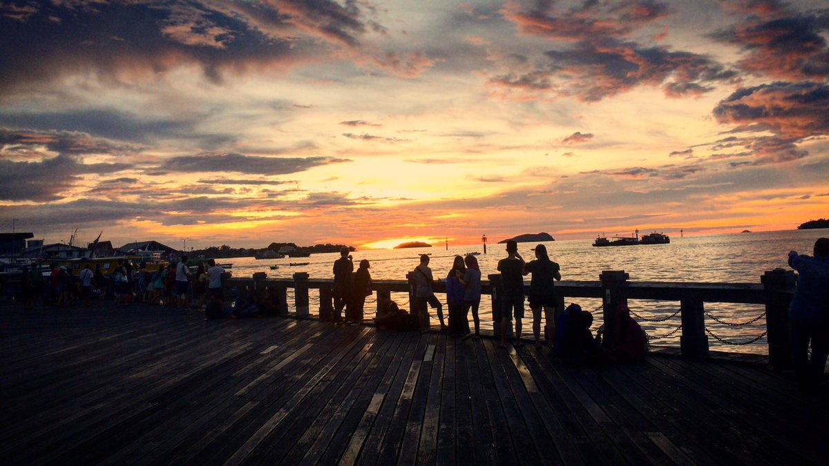 exploragrapher's tweet photo. Sunsets in Kota Kinabalu never fails to disappoint. #sunset #traveltheworld #roamtheplanet https://t.co/UcwGtEwCT9
