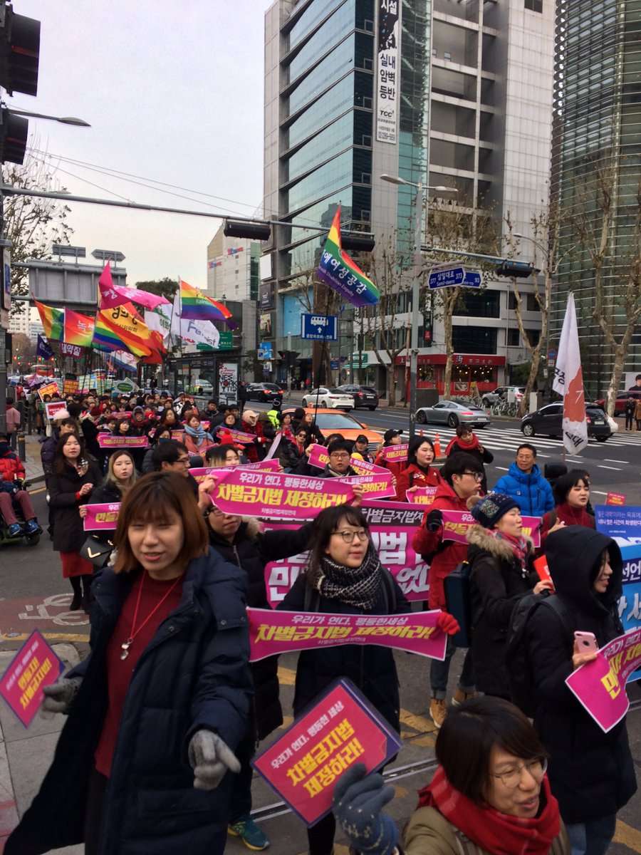 지금 종로를 걷는 행진 중입니다!
"페미니스트 정부라면 차별금지법 제정하라"
"인권은 목숨이다 차별금지법 제정하라"

#차별금지법지금당장 
#평등한세상에나중은없다"