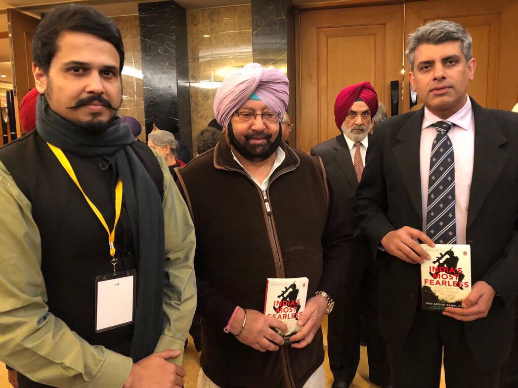ShivAroor's tweet photo. A rare politician with background, knowledge of & affection for the armed forces. @Capt_Amarinder told us he is very pleased that #IndiasMostFearless focuses on recent military heroes. https://t.co/wyiz6vnfmz
