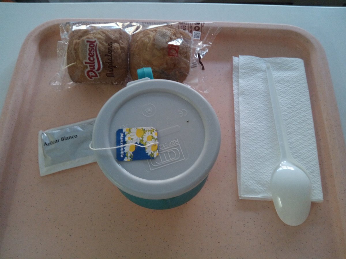 r_carceller's tweet photo. Esmorzar per a un malalt que es recupera de quimioteràpia a l'Hospital General de Castelló: bolleria industrial, camamilla en tassa de plàstic i sucre blanc. El tracte de metges i infermeres excel.lent, un 10. L'alimentació, DENUNCIABLE. @generalitat  @GVAdepsalutcs @GVAsanitat https://t.co/Vbnm1Bdkej
