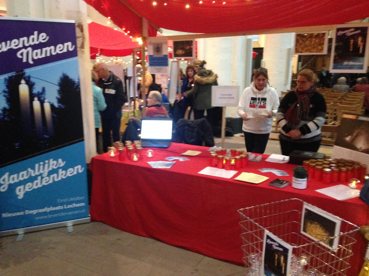 Ook vandaag staan we nog op de Goede Doelenmarkt in de Gudulakerk te Lochem. Leuke spulletjes te koop o.a. lichtbollen incl. LED waxinelichtjes en Vergeet-mij-niet zaadjes. <a href="/Lochem3punt0/">Eigenzinnig Lochem</a> <a href="/GemLochem/">Gemeente Lochem</a>