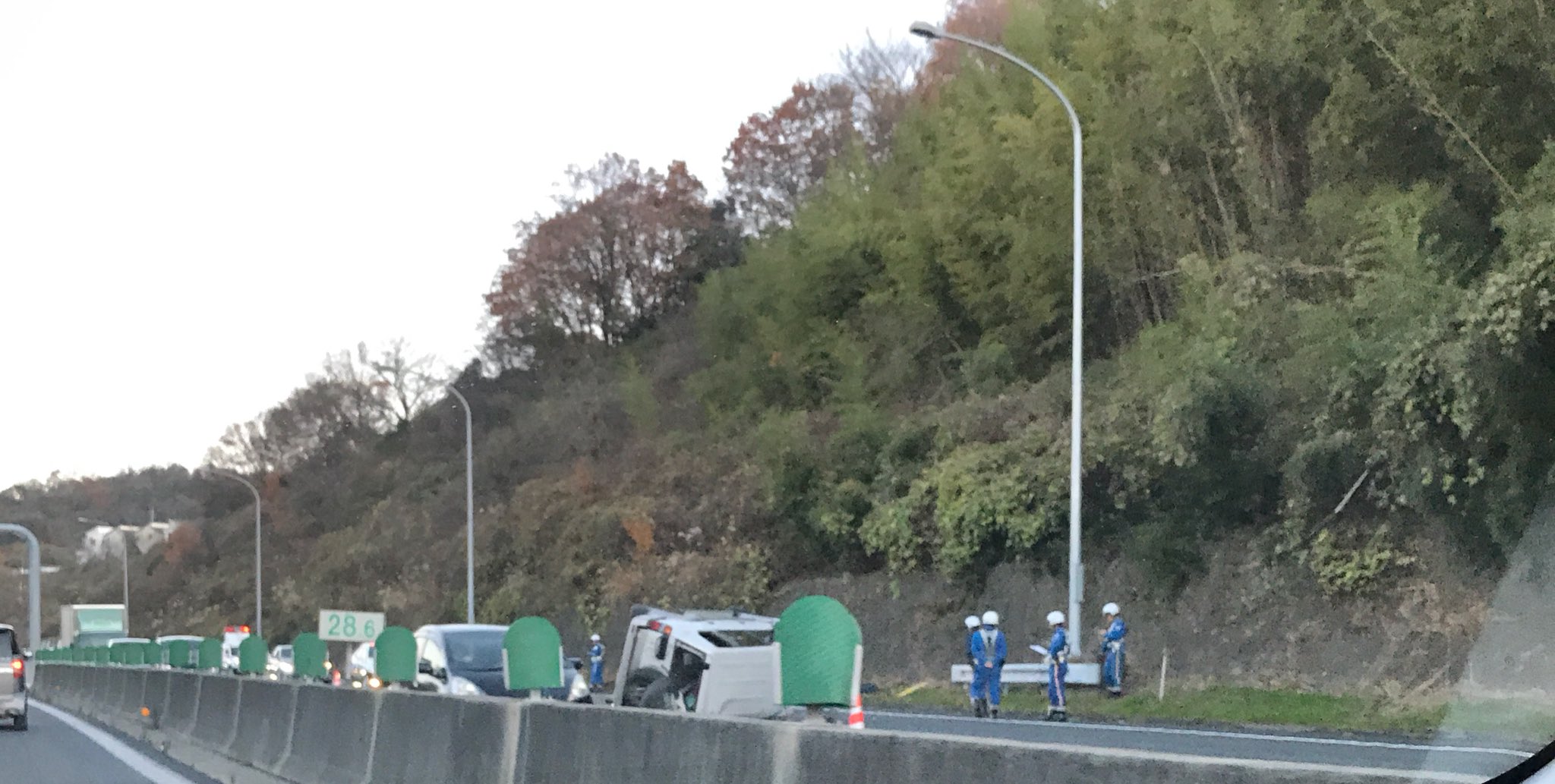 画像 中国道の下り西宮付近で事故ってて対向車線だけどかれこれ10キロ以上渋滞してる感じ 派手に横転してたもんな T Co Jjin90bnzt まとめダネ