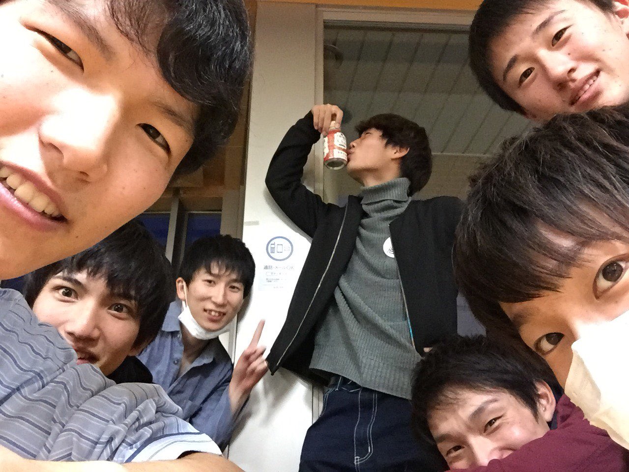 東京大学運動会フットサル部さんぱち先生 Gk戸塚啓人 とつかひろと 左膝外側半月板損傷の手術が無事成功 戸塚 ナースと結婚できるように頑張ります こんなかで1番顔がデカくて1番目が細い人が戸塚です 復帰待ってるよ T Co