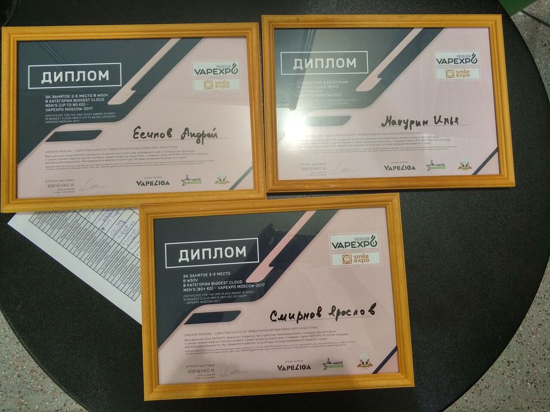 Vape_Expo's tweet photo. Определены лучшие в категории "до 80 кг" контеста The World Series of Vaping 😎 Аплодисменты победителям 🙏
🌀 1 место — Макурин Илья
🌀 2 место — Есипов Андрей
🌀 3 место — Смирнов Ярослав
Так держать! 🤘🏻
#VAPEXPO_MSK #WSOV #CloudContest https://t.co/Azl4MGyO9H